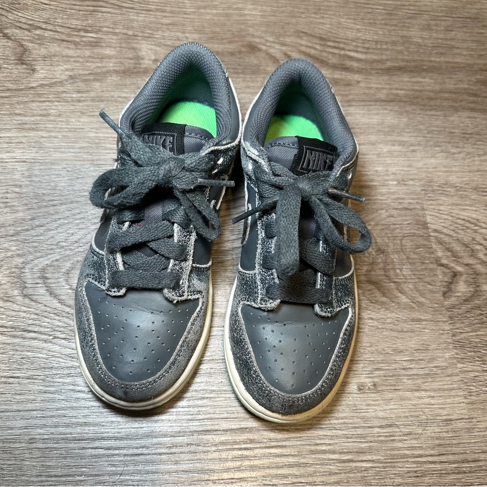 ‼️SALE‼️ Nike preschool low SE dunk sneakers - Picture 2 of 6